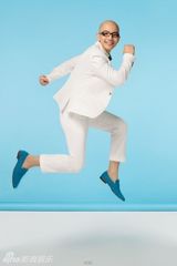 组图：平安全新写真曝光 白色西装显阳光活力