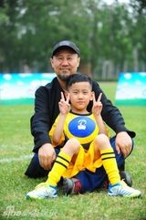 组图：腾格尔带儿子录足球梦 望其成为足球先生
