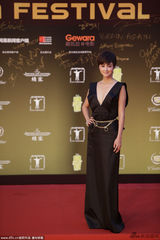 组图：上影节闭幕 张歆艺黑色深V礼服性感优雅