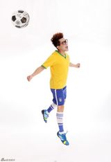 组图：歌浴森拍摄写真展敏捷身手助阵世界杯