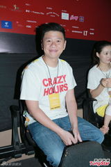 组图：张智霖开唱裸身美女环伺 袁咏仪领衔助威