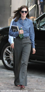 组图：安妮-海瑟薇英伦风现身片场 德尼罗贴心开车门