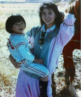 组图：成龙家庭旧照 父子影坛打拼母亲背后支撑