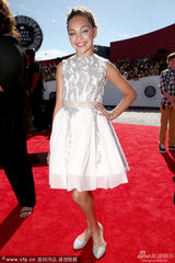 组图：爆红芭蕾萝莉白裙亮相 宛若小仙女