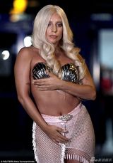 组图：Lady Gaga晒浴照仅穿丁字裤 手遮胸部秀S曲线