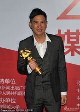 组图：桂纶镁冯绍峰分获奖 陈思诚后台吻奖杯