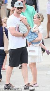 组图：雷神带双胞胎儿子出街 单手抱娃超洒脱