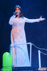 组图：陈法拉录节目长腿美 郑欣宜敬业演出