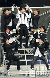 组图：SM演唱会嗨翻 神起SJ穿红裙扮女装