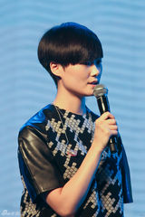 组图：李宇春长沙站见面会 遭男歌迷示爱引轰动