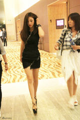 组图：柳岩OL短裙显凹凸身材 小腿纹身性感