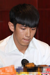 组图：柯震东台北道歉会气色不佳 情绪较为镇定