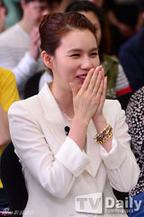 组图：韩星朴诗恩任慈善大使白衣显利落