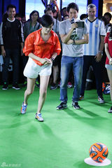 组图：李宇春出席品牌启动仪式 直言力挺德国队