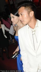 组图：谢霆锋白衣帅气 车中与高圆圆热聊眼发光