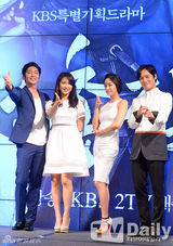 组图：《朝鲜神枪手》发布会 李准基变可爱侠客