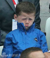 组图：科琳-鲁尼带萌娃球场吃奶 支持老公球赛