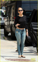 组图：詹妮弗身材发福无人识 打招呼面露尴尬