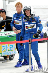 组图：刘在石率《无限挑战》参加赛车比赛
