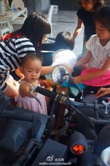 组图：黄奕带女儿铛铛与朋友欢聚 不见黄毅清