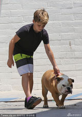 组图：贝克汉姆抱女扮慈父 小七长胖变激萌肥妹