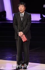 组图：SISTAR等偶像团体献唱韩国广播颁奖礼