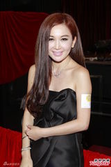 组图：温碧霞秀白滑美腿 20岁许雅婷新片遭轮暴