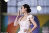 组图：李小冉夺人气大奖 白裙尽显女神范儿