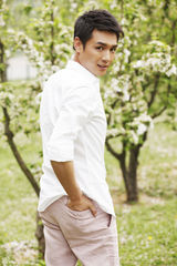 组图：霍政谚夏日写真萌系 桃花电眼俘获人心