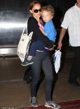 组图：娜塔莉-波特曼怀抱爱子 红毯女神变辣妈