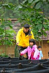 组图：爸爸开启丛林大冒险 金曲歌王曹格落泪