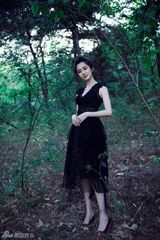 组图：司珂华空降山林之颠 黑色蕾丝展神秘魅惑