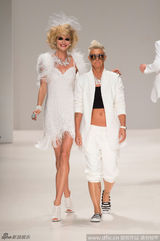 组图：同性婚礼亮相时装周 变性男模披婚纱露点