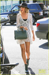 组图：拉仇恨！泰勒-斯威夫特穿性感蕾丝短裙秀长腿