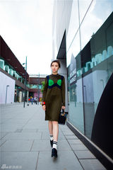 组图：鲍天琦潮范街拍 鬼马精灵演绎夏日清凉