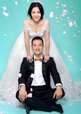 组图：何洁赫子铭幸福写真曝光 大秀曲线