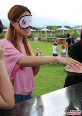 组图：邓丽欣歌迷会7周年 与粉丝互动欢乐嬉戏