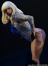 组图：Gaga开唱自摸肥臀诱惑歌迷 变身海洋生物