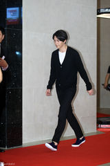 独家：崔丹尼尔宣传新片戴眼镜似哈利波特