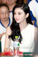 组图：景甜出席代言活动 藕色甜心明艳动人