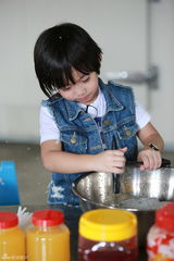 组图：Kimi带队做刨冰 俊俏外形让多多分不清