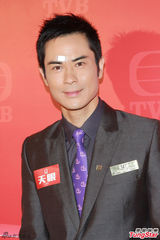 组图：郑嘉颖眉心撞倒流血 杨怡取笑拍档冒失鬼