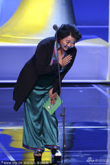 组图：萨日娜束焕上台为最佳导演刘江颁奖