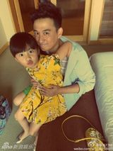 组图：明星奶爸齐过父亲节 陈坤携子卖萌抢镜