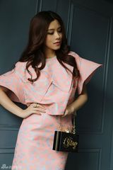 组图：朱婧展示时尚春装 百变造型活力四射