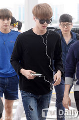 组图：EXO机场现身 墨镜口罩一个都不能少