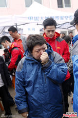 组图：韩红义诊现场痛哭 董洁蒋欣素颜助阵