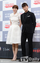 组图：《高校处世王》徐仁国呆萌剪刀手掳芳心