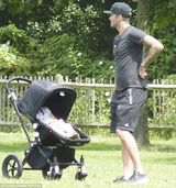 组图：小贝变全职奶爸 独自带小七公园遛弯儿