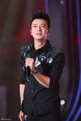 组图：小沈阳为爱妻沈春阳献歌 多亮携北舞校花共舞